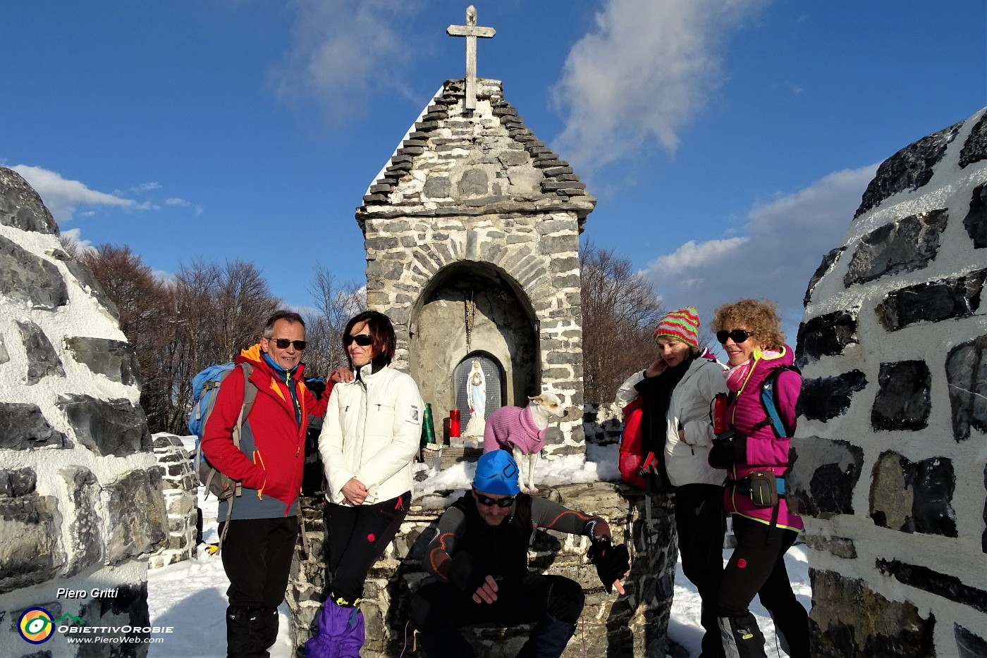 90 Ai Tre Faggi tempietto con Madonna circondato da dolmen.JPG